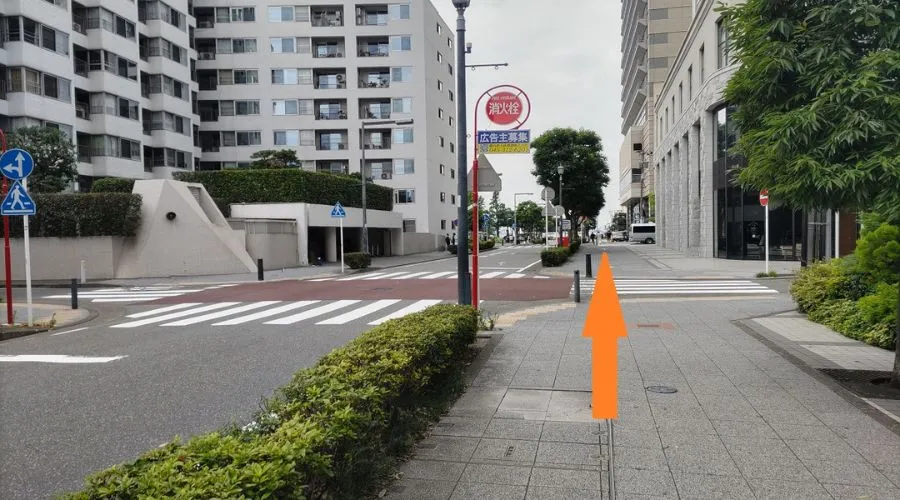1つ目の十字路を直進し2つ目の十字路へ向かう