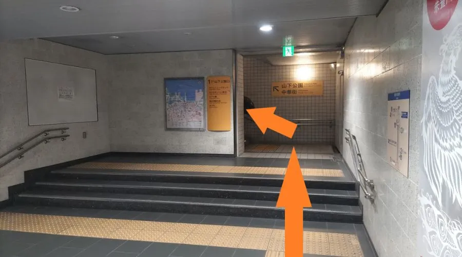 1番出口の階段を上がる地点