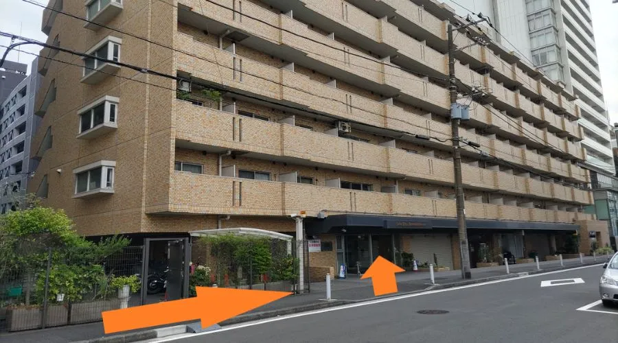 左手にライオンズプラザ山下公園の建物が見える地点