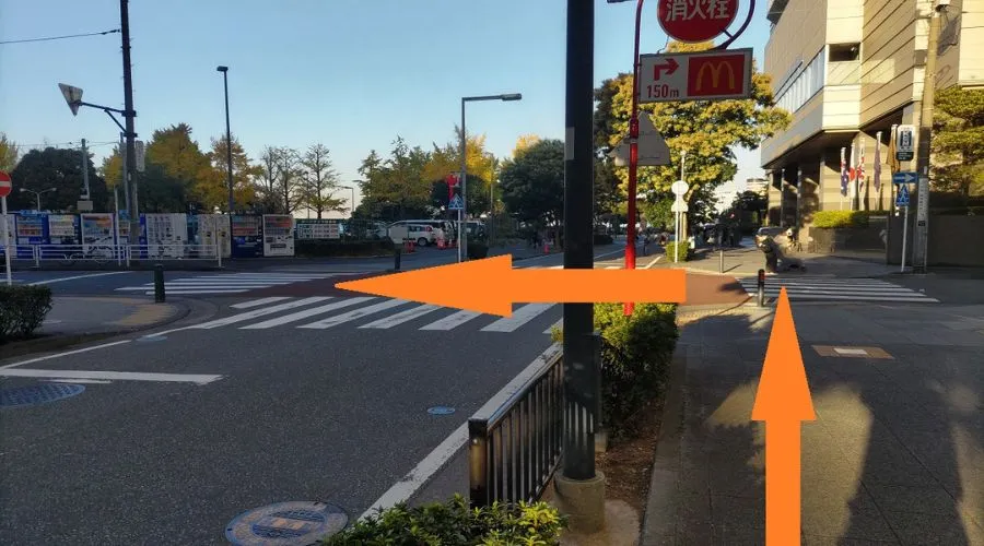 2つ目の十字路を左折する地点（左前方に自動販売機群）