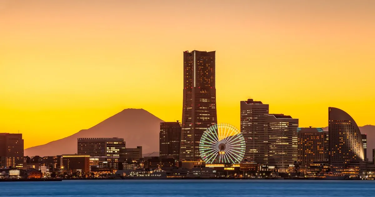 夕暮れの横浜みなとみらいと富士山のシルエット（観覧車と高層ビル群）