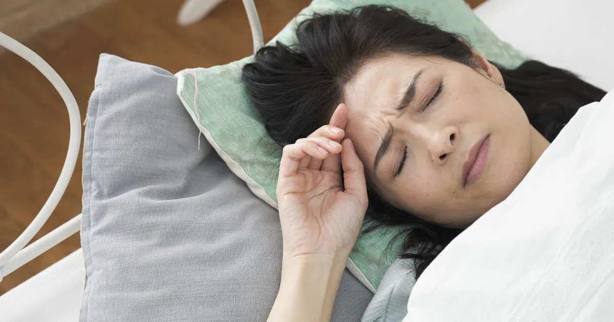 自律神経の乱れによる不眠や不調に悩む女性のイメージ