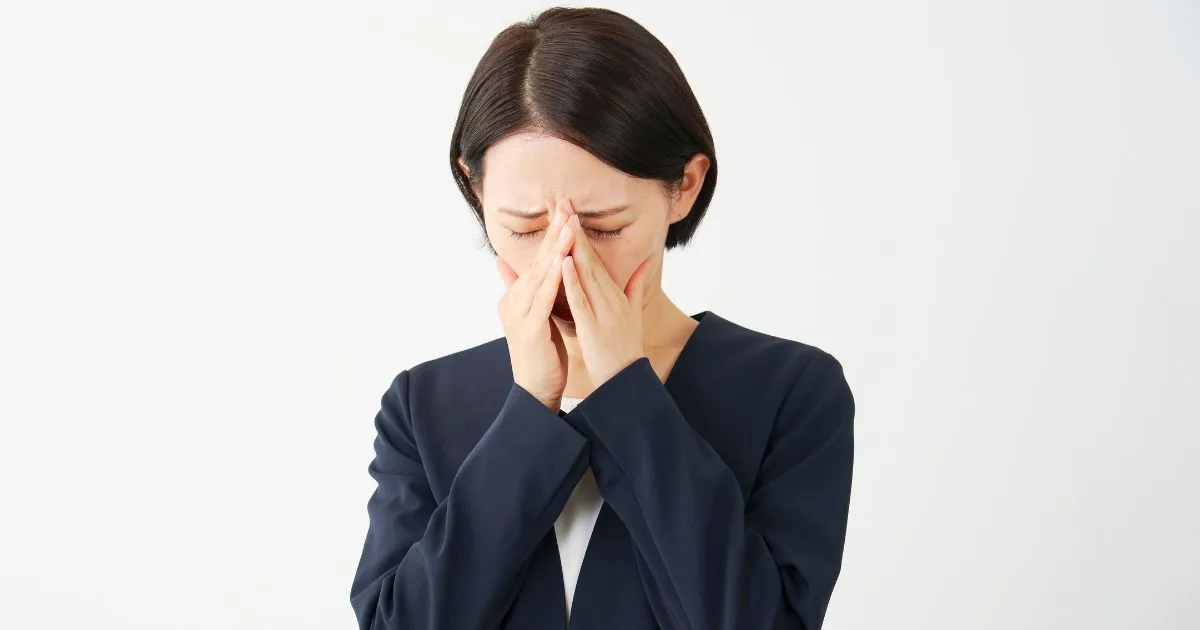 気分の落ち込みや不安に悩む女性のイメージ