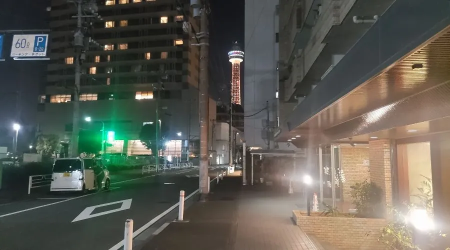 夜のマンション前から見た院の外観と、ライトアップされたマリンタワー