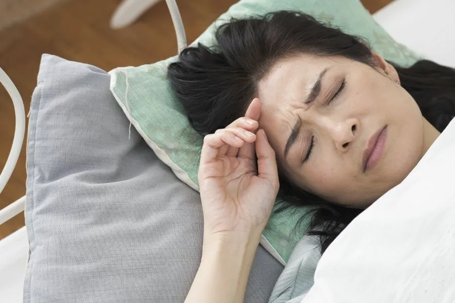 自律神経の乱れによる不眠や不調に悩む女性のイメージ