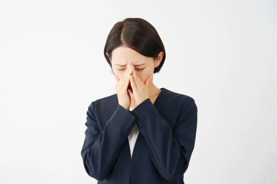 気分の落ち込みや不安に悩む女性のイメージ