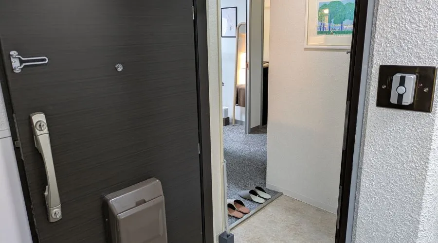 静ごころ鍼灸院の玄関と室内のようす